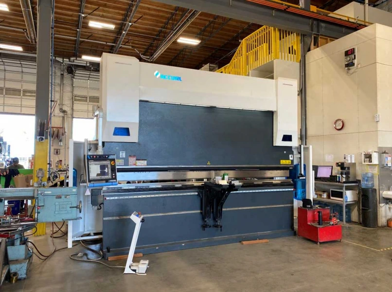 خمکاری ورق فلزی با دستگاه پرس برک CNC در محیط صنعتی